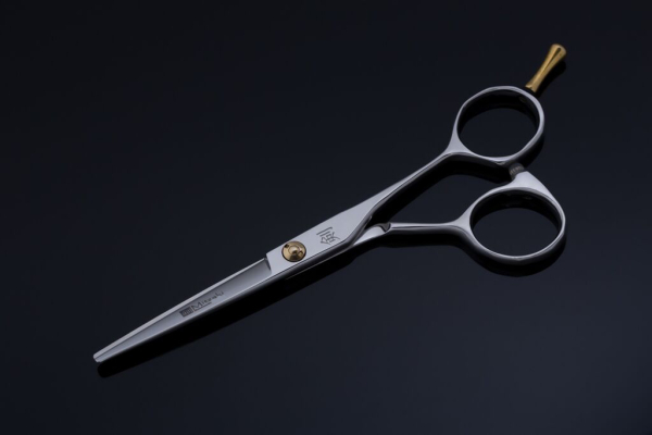 Mitzaki-Santay500 in 5.0 Zoll, ergonomische formgebung, Japanstahl mit feinem Hohlschliff, beide Schneiden hochglanzpoliert im DGT Verfahren, abschraubbarer Fingerhaken, Lieferung mit Einstellschlüssel und Scherenetui
